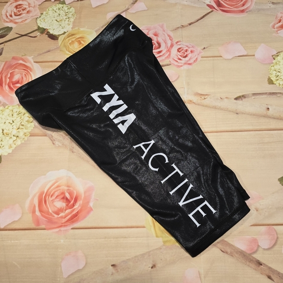 Zyia Hustle shimmer shorts - Picture 5 of 9